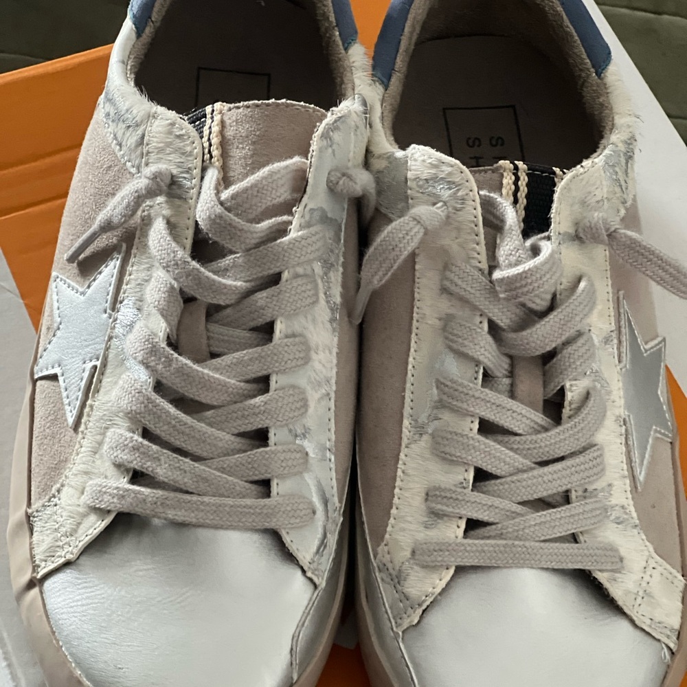 Stylish Women's Sneakers in White and Tan
